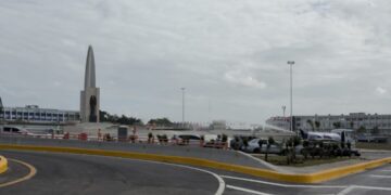 Túnel soterrado en la Plaza de la Bandera de Santo Domingo con el monumento a la bandera al fondo