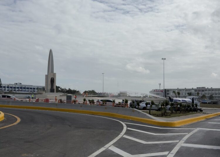 Túnel soterrado en la Plaza de la Bandera de Santo Domingo con el monumento a la bandera al fondo