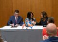 Representantes de ADOZONA y cámaras de comercio de Carolina del Norte firmando acuerdos de inversión