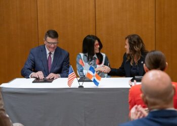 Representantes de ADOZONA y cámaras de comercio de Carolina del Norte firmando acuerdos de inversión