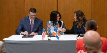 Representantes de ADOZONA y cámaras de comercio de Carolina del Norte firmando acuerdos de inversión