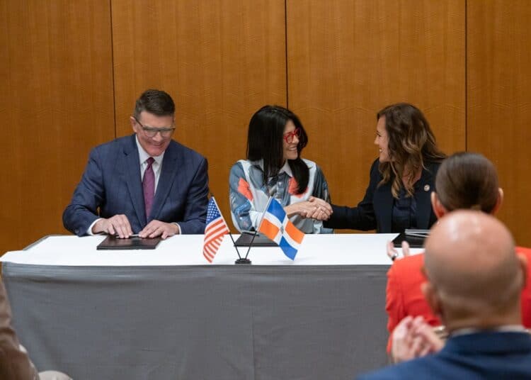 Representantes de ADOZONA y cámaras de comercio de Carolina del Norte firmando acuerdos de inversión