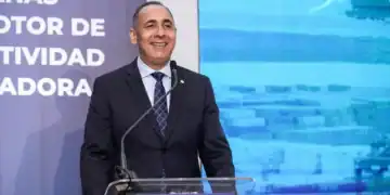 Sede de la Dirección General de Aduanas de República Dominicana con contenedores de carga