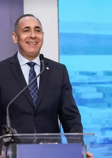 Sede de la Dirección General de Aduanas de República Dominicana con contenedores de carga