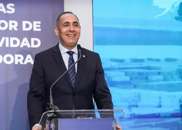 Sede de la Dirección General de Aduanas de República Dominicana con contenedores de carga