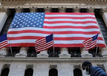 Tablero de la bolsa de Nueva York con cotizaciones al alza de las acciones tecnológicas