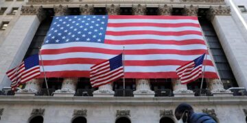 Tablero de la bolsa de Nueva York con cotizaciones al alza de las acciones tecnológicas