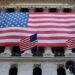 Tablero de la bolsa de Nueva York con cotizaciones al alza de las acciones tecnológicas