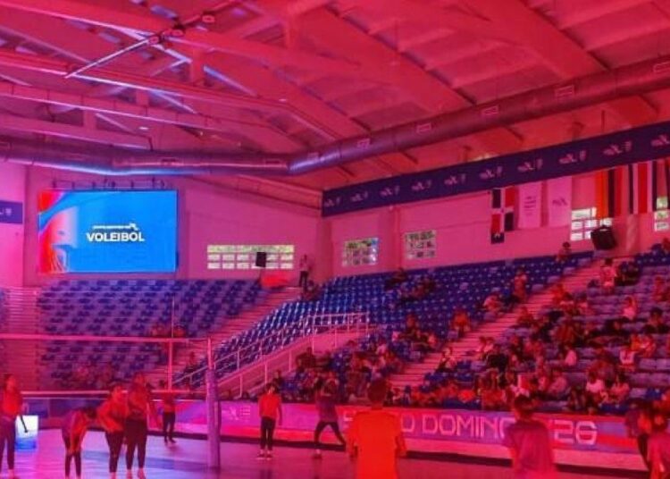 Pabellón de voleibol Ricardo Arias a oscuras durante partido entre República Dominicana y Venezuela