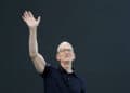 Logotipos de Apple y Nvidia junto a graficos de cotizaciones bursatiles al alza y a la baja
