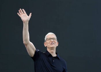 Logotipos de Apple y Nvidia junto a graficos de cotizaciones bursatiles al alza y a la baja