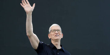 Logotipos de Apple y Nvidia junto a graficos de cotizaciones bursatiles al alza y a la baja