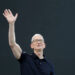 Logotipos de Apple y Nvidia junto a graficos de cotizaciones bursatiles al alza y a la baja