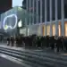 Logotipo de Apple sobre una pantalla con datos bursátiles al alza en Wall Street