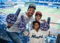 Familia dominicana disfruta de un partido de béisbol de los Miami Marlins en el LoanDepot Park