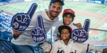 Familia dominicana disfruta de un partido de béisbol de los Miami Marlins en el LoanDepot Park