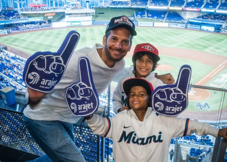 Familia dominicana disfruta de un partido de béisbol de los Miami Marlins en el LoanDepot Park