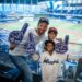 Familia dominicana disfruta de un partido de béisbol de los Miami Marlins en el LoanDepot Park