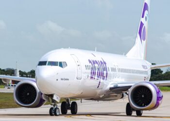 Avion de Arajet en pista con pasajeros dominicanos abordando en aeropuerto de Santo Domingo