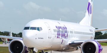 Avion de Arajet en pista con pasajeros dominicanos abordando en aeropuerto de Santo Domingo