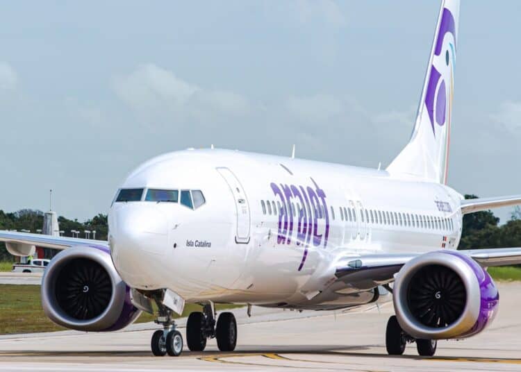 Avion de Arajet en pista con pasajeros dominicanos abordando en aeropuerto de Santo Domingo