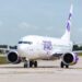 Avion de Arajet en pista con pasajeros dominicanos abordando en aeropuerto de Santo Domingo