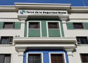 Fachada de una clínica privada en República Dominicana con pacientes en la entrada