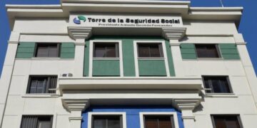 Fachada de una clínica privada en República Dominicana con pacientes en la entrada