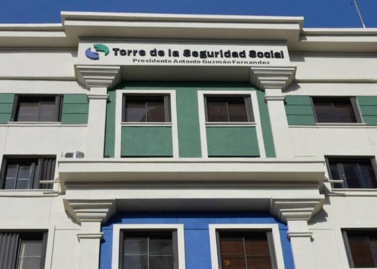Fachada de una clínica privada en República Dominicana con pacientes en la entrada