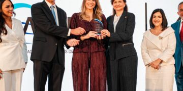 Ejecutivos de Scotiabank y ASIEX durante la entrega del reconocimiento a la empresa centenaria