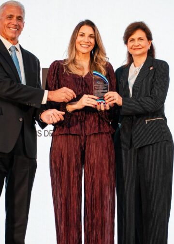 Ejecutivos de Scotiabank y ASIEX durante la entrega del reconocimiento a la empresa centenaria