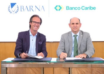 Representantes de Banco Caribe y la escuela BARNA firman un acuerdo de cooperación en Santo Domingo