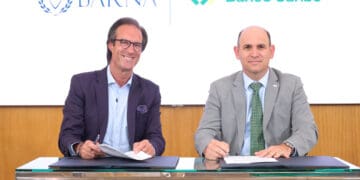 Representantes de Banco Caribe y la escuela BARNA firman un acuerdo de cooperación en Santo Domingo