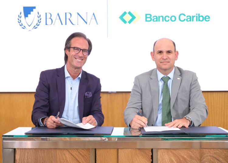 Representantes de Banco Caribe y la escuela BARNA firman un acuerdo de cooperación en Santo Domingo