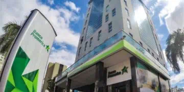 Fachada de una sucursal de Banco Promerica en República Dominicana con su logotipo