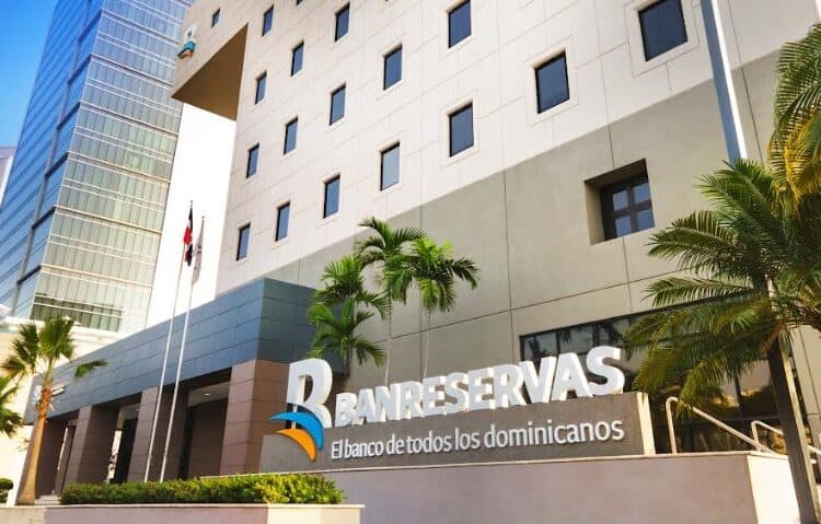 Fachada de una sucursal del Banco de Reservas en la República Dominicana