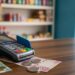 Comerciante en un pequeño negocio de México cobrando con terminal de pago electrónico