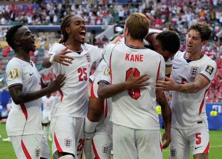Jugadores de la selección de Inglaterra celebran un gol en el partido de cuartos de final del Mundial en Miami