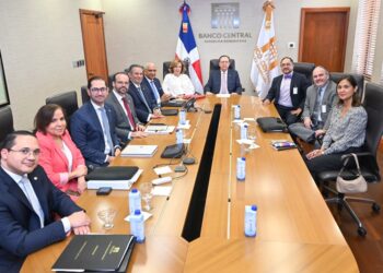 Reunión entre el gobernador del Banco Central dominicano y la misión técnica del BID sobre financiamiento a MIPYMES
