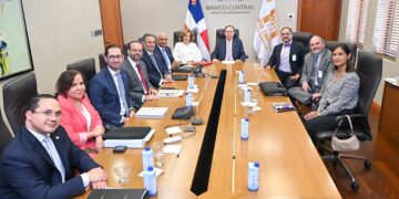 Reunión entre el gobernador del Banco Central dominicano y la misión técnica del BID sobre financiamiento a MIPYMES
