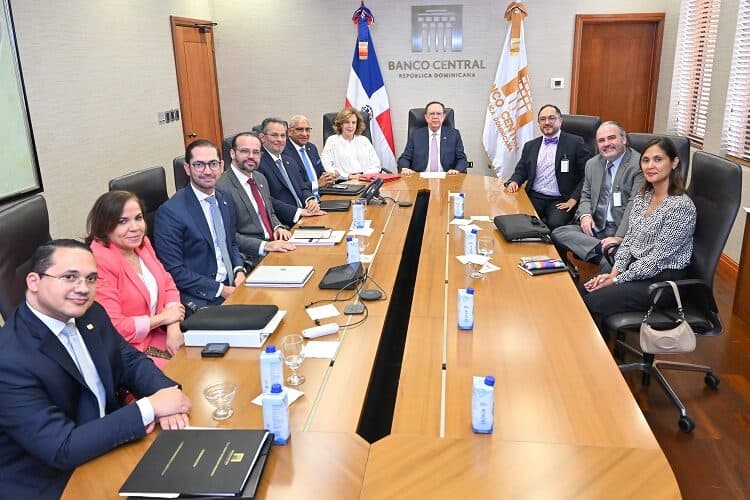 Reunión entre el gobernador del Banco Central dominicano y la misión técnica del BID sobre financiamiento a MIPYMES
