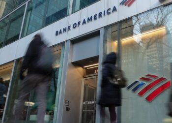 Pantallas con cotizaciones de divisas emergentes frente al dolar en un mercado cambiario