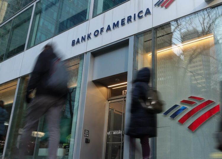 Pantallas con cotizaciones de divisas emergentes frente al dolar en un mercado cambiario