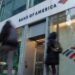 Pantallas con cotizaciones de divisas emergentes frente al dolar en un mercado cambiario