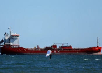 Barriles de petróleo brent con gráfico de precios a la baja tras la tregua entre EE.UU. e Irán