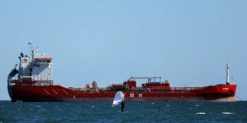Barriles de petróleo brent con gráfico de precios a la baja tras la tregua entre EE.UU. e Irán