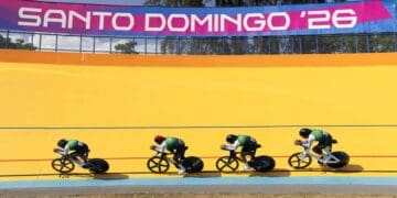 Atletas compitiendo bajo el intenso calor y humedad en el Centro Olímpico de Santo Domingo