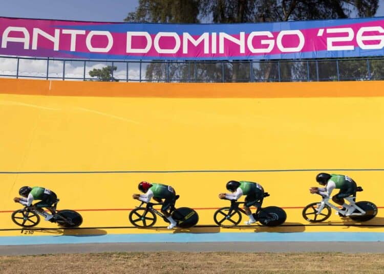 Atletas compitiendo bajo el intenso calor y humedad en el Centro Olímpico de Santo Domingo