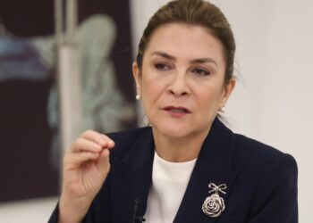 Carolina Mejía habla ante la prensa durante el Almuerzo Semanal del Grupo Corripio