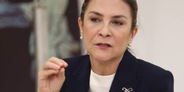 Carolina Mejía habla ante la prensa durante el Almuerzo Semanal del Grupo Corripio